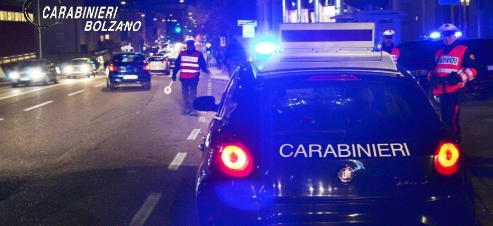 Nasconde i vestiti sotto la giacca e, una volta scoperto, spinge il proprietario e scappa